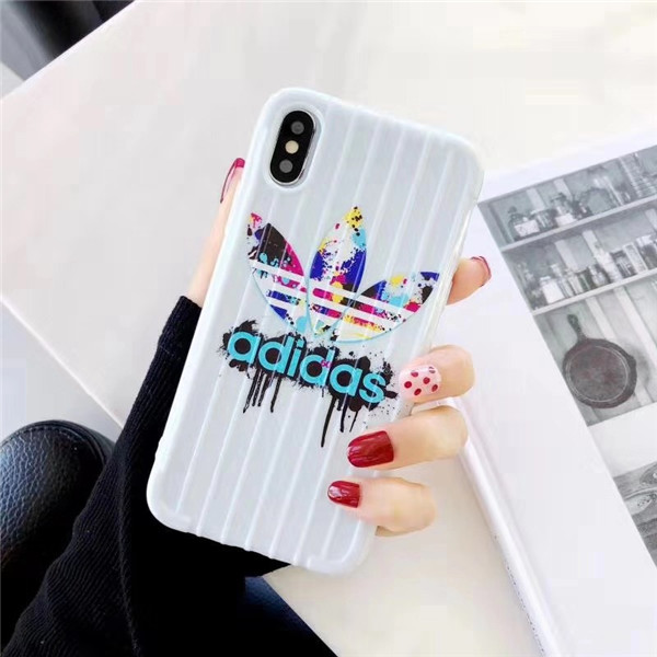 adidas 曲面柄 スポーツ風