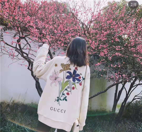 グッチ パーカー ホワイト系 レディース 蝶柄 gucci 花柄パーカー 可愛い オーバーサイズ ブランド プルオーバー GUCCI ロング丈 長袖  スウェットシャツ おしゃれ ゆったり